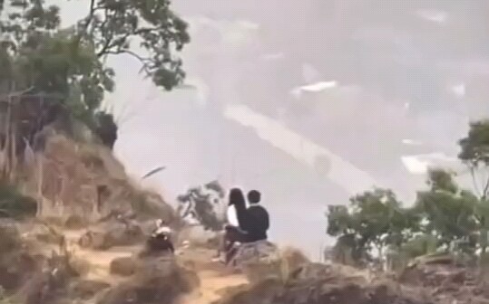 Matahari terbenam di balik pegunungan