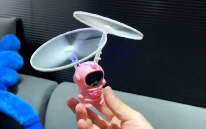 Sejak saya memberi pacar saya astronot yang bisa terbang ini, dia sudah bermain seharian tanpa bisa 