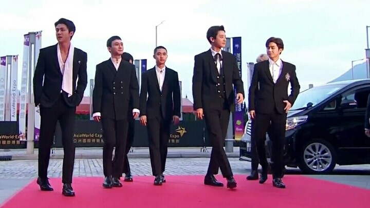 【إكسو في السجادة الحمراء بالبدلة】♥ عريسي يقترب مني برفقة فريق العرسان القوي～❤