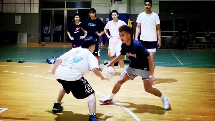 นักเรียนมัธยมต้นที่พูดจาถากถางเก่งกว่าฝีมือเล่นบาสเก็ตบอล