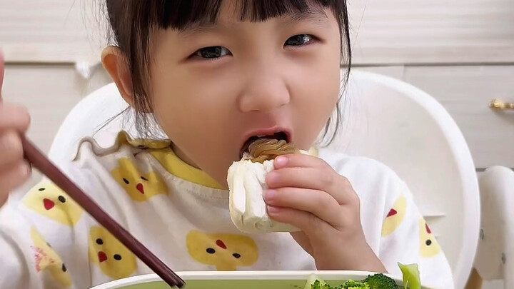 طفل الأكل يظهر على الشاشة