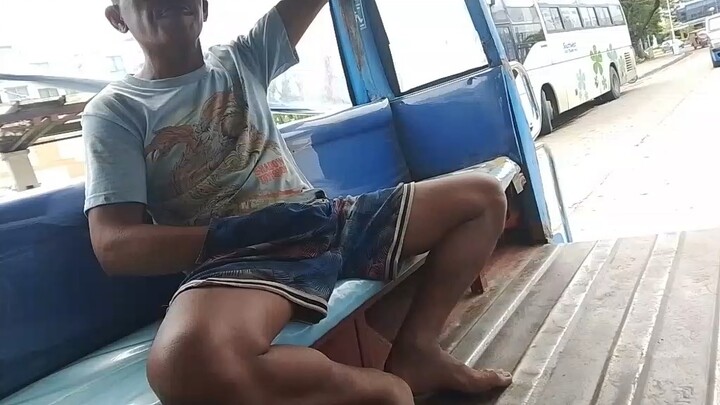 Lalaking naka sakay sa jeep naglalaro ng kanyang alaga at nkangiti pa…