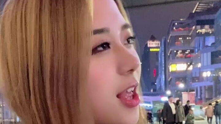 Lúc quay có rất nhiều người đứng cạnh nhìn mình, hơi ngại luôn á.