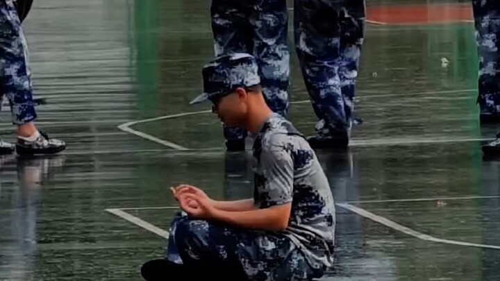 Aku sedang menunggu perintah, kamu sedang menunggu apa?