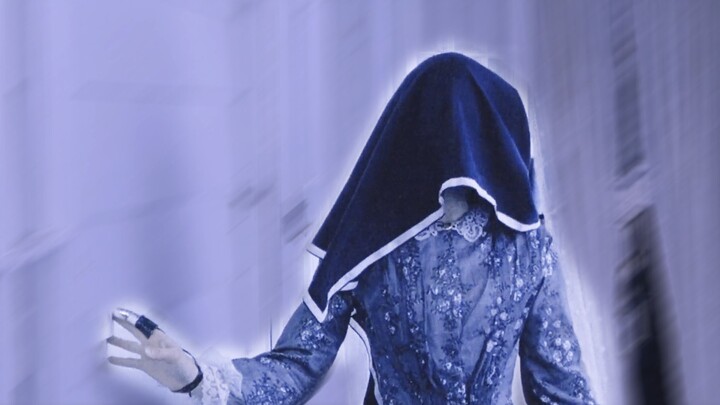 "هي مثل ذلك البيانو الذي سقط وغرق في مقبرة قاع البحر، صامتة وعاصفة."