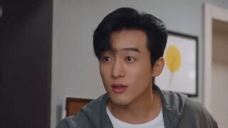Anh ấy quá đẹp trai nên vợ anh ấy muốn cảm thấy an toàn khi anh ấy vắng nhà.