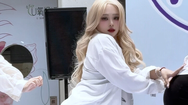 [Roadshow] Short Skirt – AOA | I look beautiful in anything I wear