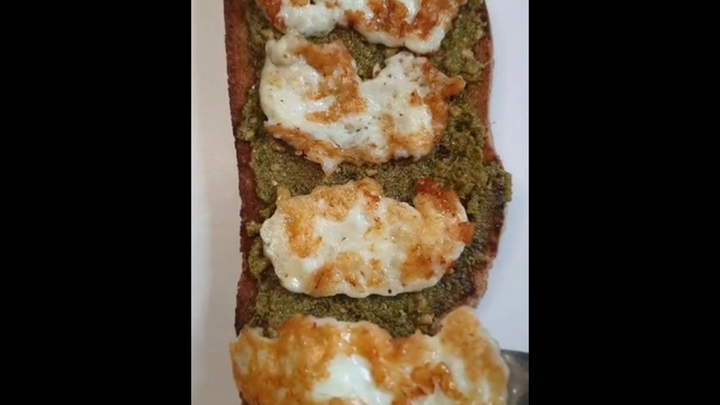 เพสโต้ ฮอลลูมิ และขนมปังวอลนัท