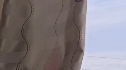 صوت مبحوح لا ينقل الجوّ الحقيقي.