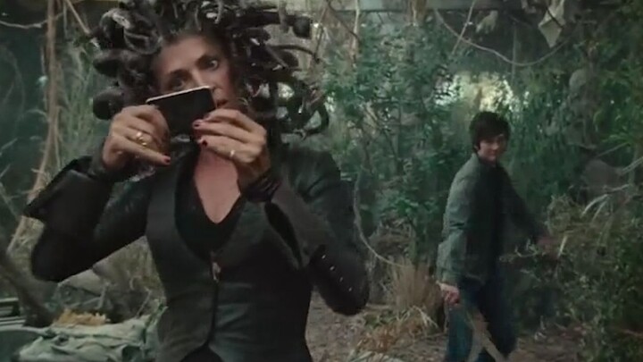 The young man encountered a terrifying snake woman who would turn him to stone if he looked into her