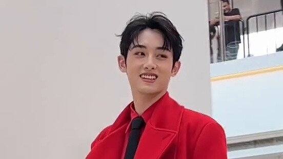 ช่วย...ปริศนาสัดส่วนและส่วนสูงของเขาในภาพเดียวกัน -