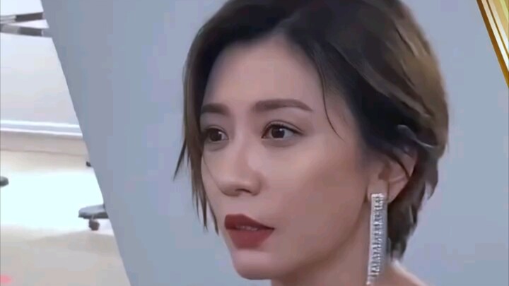 Kemarin, Alyssa Chia tampil dengan gaya rambut pendek poni tengah yang baru pada ajang Golden Bell A