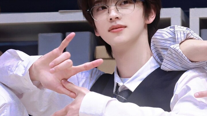 【申惟】穿制服跳女团舞 特别会扭