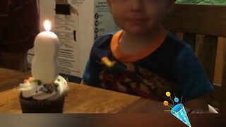 صبي يبلغ من العمر ثلاث سنوات لا يستطيع نفخ الشموع