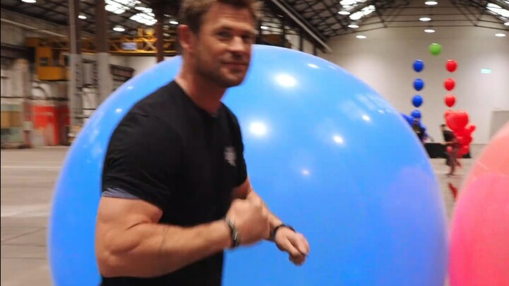 Thor Chris Hemsworth takes you to play with balloons!