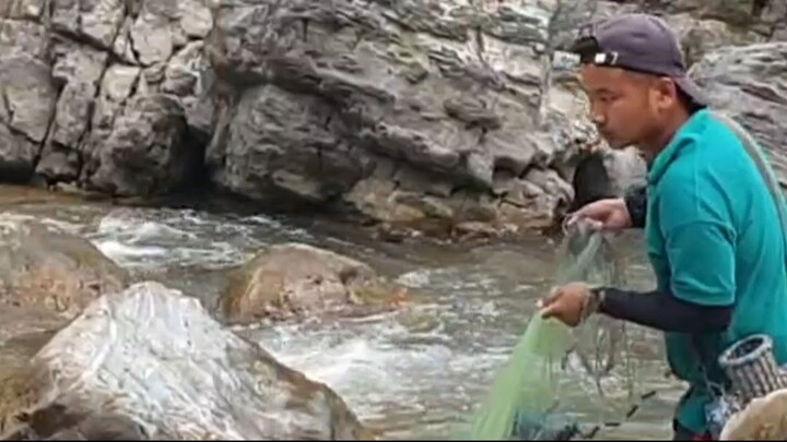 cast net fishing in Nepal | himalayan trout fishing with handmade cast net |