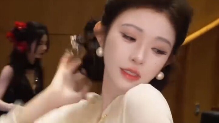 ก้มหน้า คิดจะทำอะไรนะ