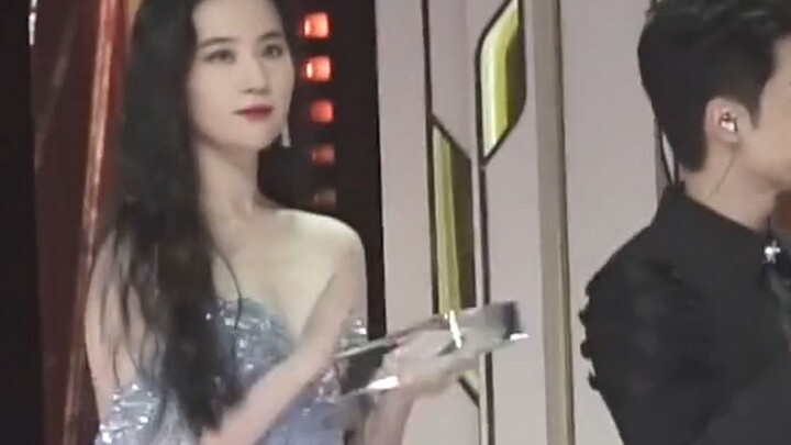Stop watching—Liu Yifei is waving at me!