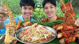 ส้มตำไก่ย่างแดงไม้ละ10บาท หางหมูทอดกรอบแบบฟูๆ มาแซ่บๆด้วยกันครับ.