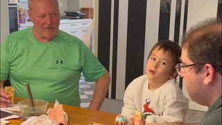 Foreigners' fragile love is defeated by chicken butt