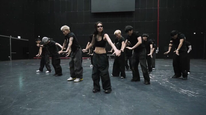 JENNIE 2025 MMA Performance Rehearsal