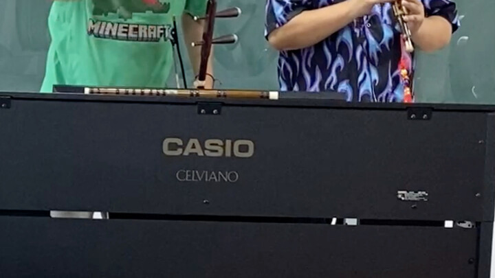 عندما جاء إلى الفصلِ سيدٌ في العزف على الآلات الموسيقية