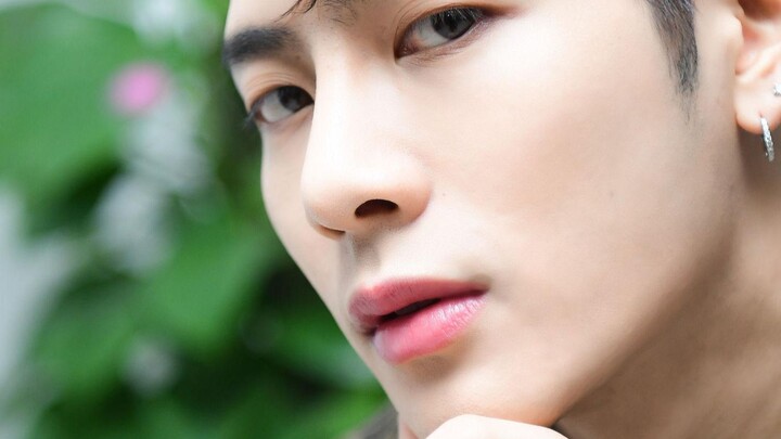How strong is Jackson Wang’s survival instinct? At his concert, he picked up an iPhone, quickly set 