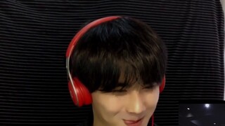 ชายตรงเหรอ? ไก่ฟ้า? ครูสอนเต้นรำกำลังดูปฏิกิริยาในห้องซ้อม BOYSTORY-OHMYGOSH/STRAYKIDS-MIROH (ปฏิกิร