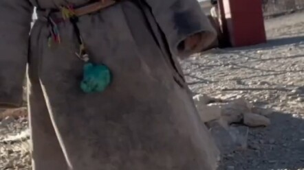 هذا ليس من الأمور التي ينبغي على العاملين مثلي أن يفكروا فيها "التبتية" قسم التعليقات "مضحك"