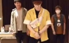 ฉากใหญ่โตและดุเดือดรออยู่ข้างหน้า! ถ้าไม่เต้น ฉันจะไม่เล่นกับเธอ