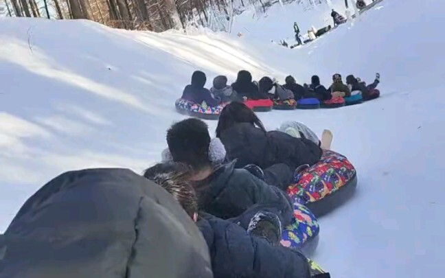 Hilarious highlights of a “southern little potato” skiing—be sure to watch till the end; the crowd w