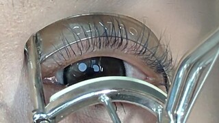 Getting this close should finally let you see clearly how to curl your eyelashes, right?