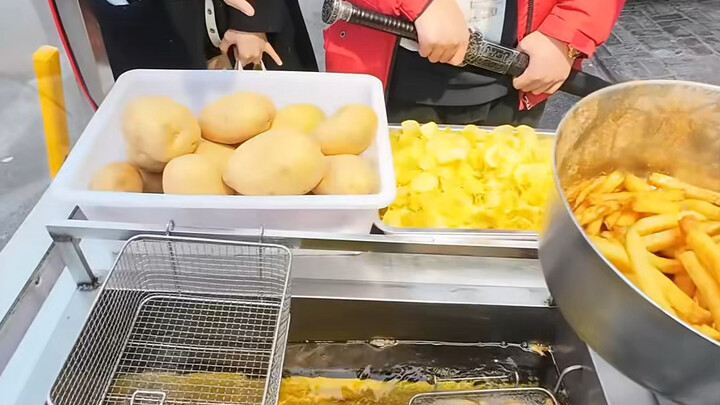 لقيت شابين وسيمين وفتاة جميلة من لعبة CS أثناء بيعي في السوق، كان الأمر ممتعًا جدًا!