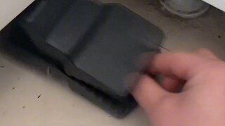 第一次被老鼠夹夹到手，再战又被夹再再战全身被夹。