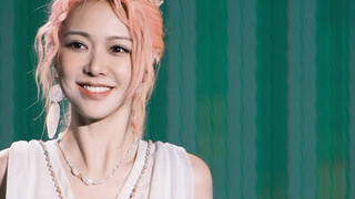 Fiona Sit actually did kiss kiss shy shy, her new pink gold hair is so pretty!!!