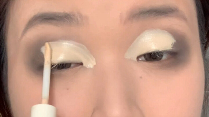 Everyday makeup in the European and American style