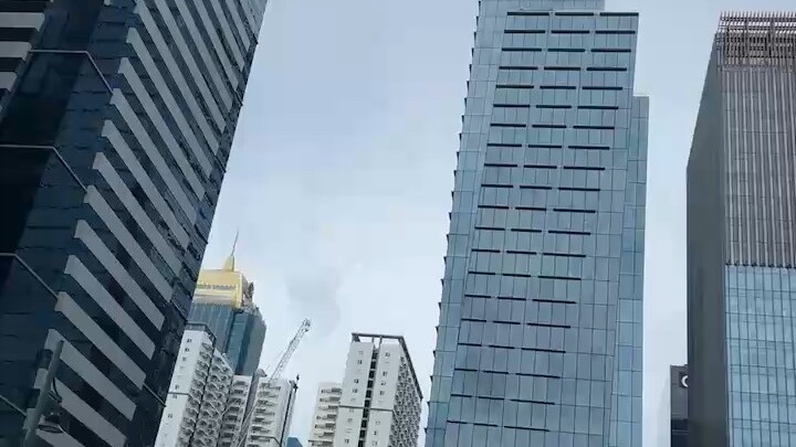 人的悲傷或許可以隱藏，幸福卻無法掩蓋，它的光芒之所以會自然而然發射出來，是因為擁有愛的光芒。世上只有陽光和愛最公平，陽光普照一切，既照耀高閣樓臺的花，也照耀曠野角落無人知曉的草，愛是心靈的陽光，沐浴