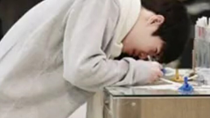 There’s a Reason Why Your Idol Takes the Stage Without Their Glasses