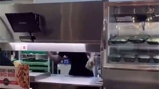 ردود الفعل على طلب الطعام في مطعم برجر في الخارج قبل إغلاقه