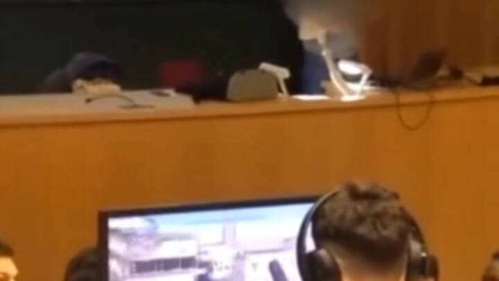 Bro pikir dia sudah memasang headsetnya