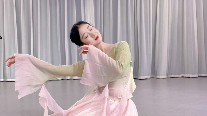 Winter hopes for spring breeze, broken branches and flowers all over the clothes, belated classical 