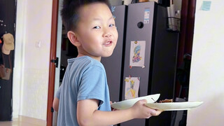 哥哥这是自己淋过雨，所以来给弟弟撑伞了~不过有时候确实不知道自己在急什么！