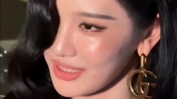 หญิงสาวจีนสุดอลังการ หนิงอี้จั๋ว ให้สัมภาษณ์แบบเพ้อเจ้อ พูดจาไม่รู้เรื่อง แถมไปเดินชมแฟชั่นวีกแค่รอบ