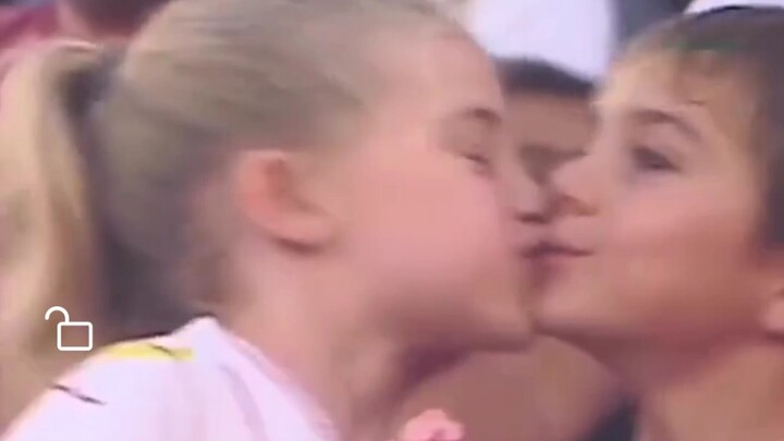 Nụ hôn đáng yêu nhất trong các cảnh phát sóng World Cup