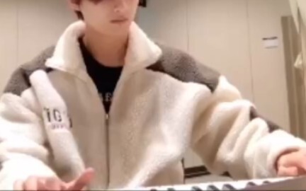 An actor from the Chinese entertainment industry livestreamed playing SEVENTEEN’s piano piece “Falli