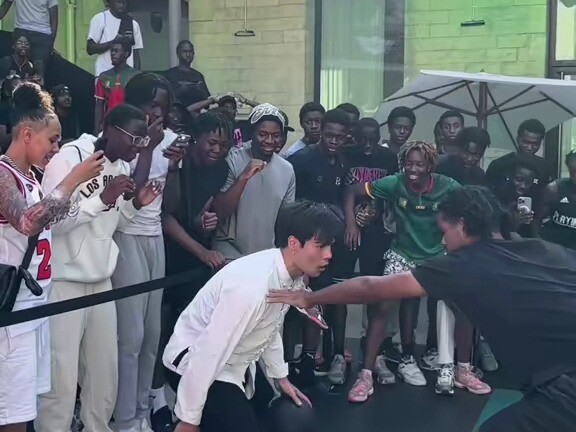 "Người Trung Quốc chơi bóng rổ gây sốt tại Pháp"