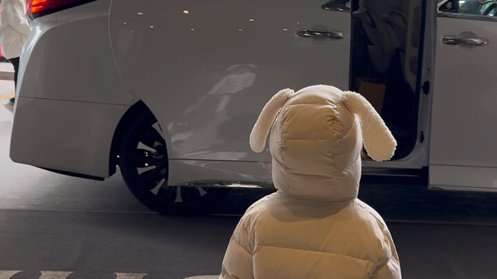 Keseharian sang putri kecil yang punya Rolls-Royce di rumah
