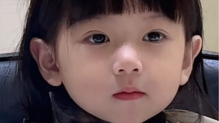 The barber cut Qinyi's bangs... She said they were round like a soccer ball! Turns out, bangs above 