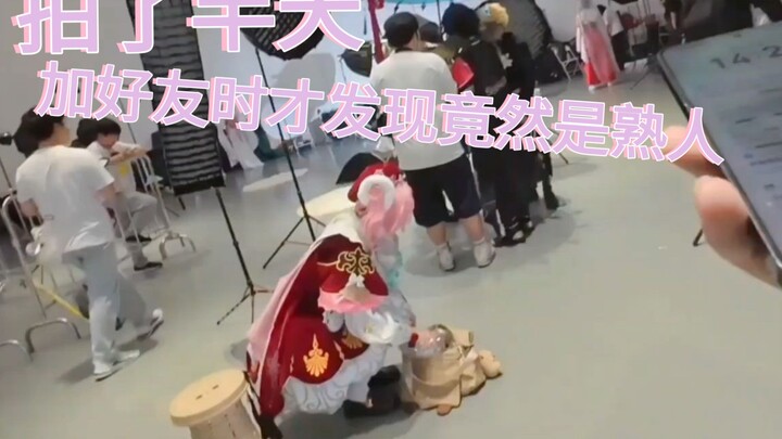 Randomly asked a passerby at the cosplay event to take a photo—only to realize later it was someone 