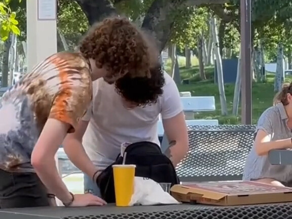 (Simple folk customs) Deliberately forget to take the bag to see the reactions of passers-by